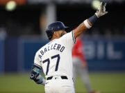 CABERO SLUGS 1ª carreira Slam e Ray venceu 5-4 contra os anjos com equipes para Homer