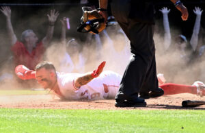 O nono de quatro corridas de Adele, que lança-baset, ajuda os anjos a derrotar o Giants 5-4