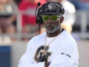 O técnico do Colorado, Dion Sanders, não está preocupado em administrar seus jogadores de equipes específicas