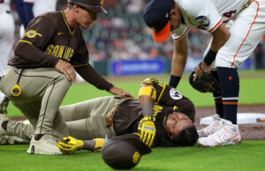 Lewis de Padress organiza Stranger, Game vs. Astros levados ao hospital após uma colisão assustadora na primeira base de Astros