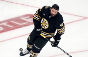 O ex-atacante dos Bruins Chags Bear, expire a multidão para o jogo de blues-jets