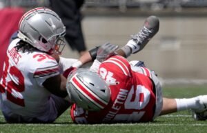 O Crime e Defesa do Estado de Ohio assiste a guerra no jogo da primavera