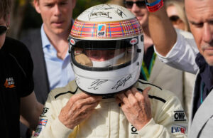 A assinatura de Michael Shumchar no capacete vestindo pelo campeão da F1 Jackie Stuart no Bahrein’s Charity Drive