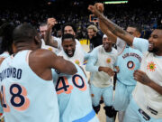 O velho amigo Harrison Burns Boozer-Beater dá grandes empurrões para os combatentes no jogo oeste de Rus