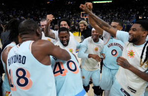 O velho amigo Harrison Burns Boozer-Beater dá grandes empurrões para os combatentes no jogo oeste de Rus