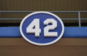 Dodgers celebra Jackie Robinson quando diz que nada é importante