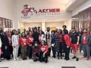 Os jogadores de futebol do ensino médio da Guinet Co.