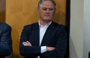 A má fama de Mickey Lumis não o colocou no assento quente