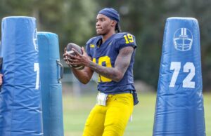 Jogador defensivo de futebol do Michigan, Bryce Reven sobre Underwood Spring