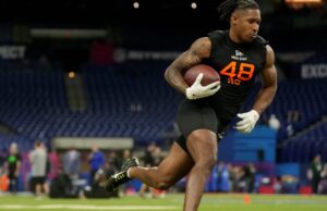 Washington State WR Host enquanto visitava o Sihaqs pré-Basra