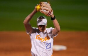 Tennessee Softball vs Texas após as primeiras entradas do Texas Karen Weekly Ken Carlin Pickens