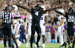 Qual jogador no correio o Keeper chegou aos comandantes em 29?