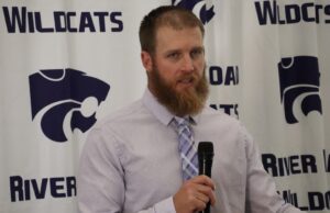 O diretor atlético River Road nomeou Aaron Wampler como treinador de futebol