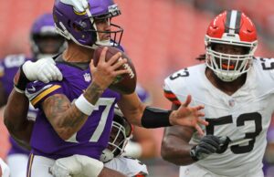 11 O veterano da NFL está jogando futebol de primavera com Matt Coral