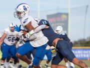 Os titãs convidam receptores amplos explosivos para pequenas escolas para o dia profissional local