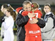 O treinador de futebol feminino da CVU se aposentou após 12 temporadas