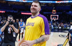 Mavs Two Hono Star depois de retornar à cidade após o comércio