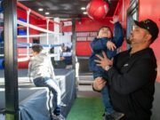 O acampamento é a abertura da nova academia de boxe para conseguir o acampamento