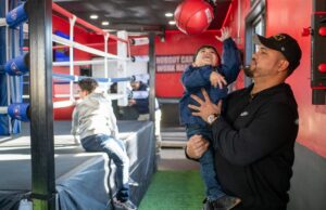 O acampamento é a abertura da nova academia de boxe para conseguir o acampamento