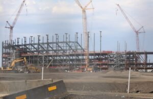 Bills comemoram a adição final de contas de aço ao novo estádio de hymark