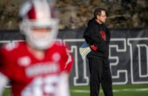 O carrinho de treinador de futebol de Indiana, Signattie, está descontente com os esforços desnecessários na prática