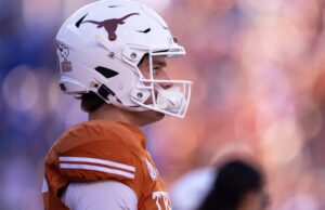 Texas Kub Arch Maning explica por que ele não se transferiu, pronto para a queda