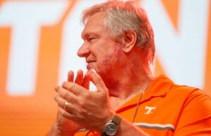 O treinador de mergulho do Tennessee, Dave Parington, se aposentou 35 anos depois