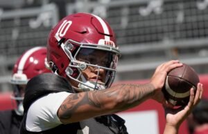 Austin Mac Status com o futebol do Alabama Kalen Debwar