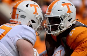 Tennessee termina as práticas de primavera com jogos de futebol laranja e branco