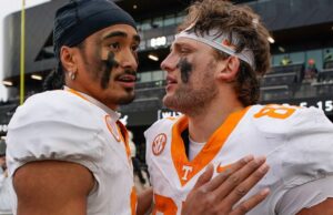 Os detalhes de Kitselman apertados e de Miles para ser o líder e rally no Vols