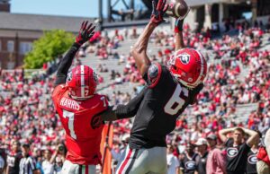 Treinador -chefe de futebol da Geórgia, Kirby Credit and Fresman Give WR Group