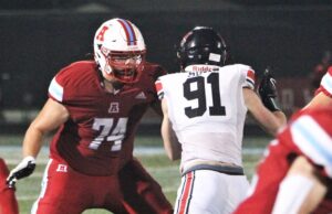 O atacante de futebol de Wisconsin, Derek Jensen, entrou no portal de transferência da NCAA