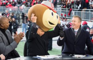 O primeiro estado de equipamento de Lee Corso, o estado de Ohio, escreveu isso em relação a ele