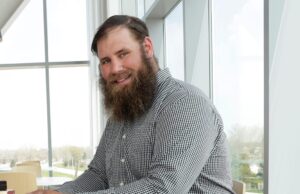 Traveis Fredrich entre os representantes do projeto