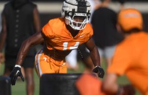 De volta à defensiva do futebol do Tennessee para entrar no portal de transferência