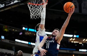 Alex Karaban, que está pendente para a decisão da NBA