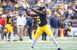 Receptor de transferência de futebol de Wisconsin Carmello English Visit