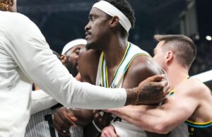 Ver Bucks vs. Pacers lutando em play offs, Technical Foul Game 2