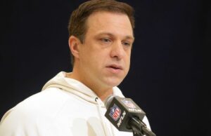 Chiffs GM Bret Veche discutiu o comércio da primeira rodada com a AG GOLS