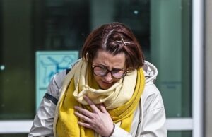 O gerente da clínica de cosméticos que roubou £ 44 para comprar tratamento antienvelhecimento para que ele possa se encaixar com seus colegas glamourosos, é condenado a reembolsar apenas US $ 1 depois de evitar a prisão