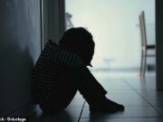 Em uma pesquisa tocante, as aplicações de namoro revelam avisos urgentes de mães solteiras de que são mais propensas a sofrer pedófilos para alcançar o acesso das crianças