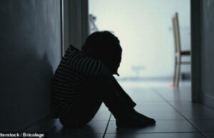 Em uma pesquisa tocante, as aplicações de namoro revelam avisos urgentes de mães solteiras de que são mais propensas a sofrer pedófilos para alcançar o acesso das crianças