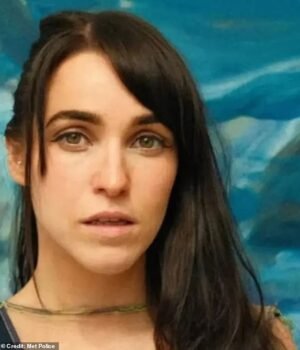 91627415-14588751-British_artist_Sarah_Cunningham_pictured_went_missing_in_Camden_-a-1_1744220098738.jpeg