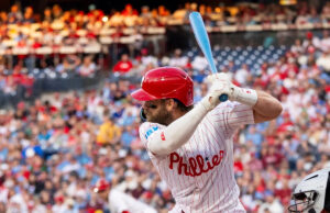 É um menino! Filge Sligger Bryce Herper usa o bastão azul para sinalizar o gênero do gênero do bebê criativo