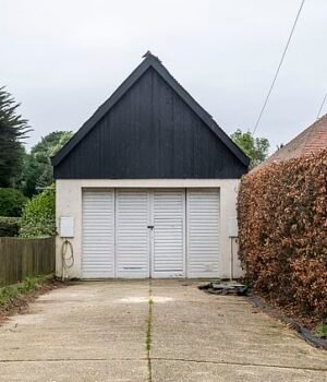 95126583-0-Peter_Mullins_bought_the_19_foot_wide_garage_on_the_exclusive_pe-a-3_1745403868140.jpg