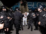 Cinco migrantes processaram o governo Trump para enviá -los para a prisão de Helhole usando poderes de guerra