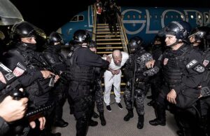 Cinco migrantes processaram o governo Trump para enviá -los para a prisão de Helhole usando poderes de guerra