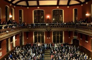O maior concurso de debate britânico do mundo, dirigido pela Oxford Union, enfatiza centenas de crianças menores de 14 anos para declarar seus pronomes de gênero
