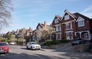 Uma história de duas cidades: as greves de Birmingham bin atingiram as regiões mais pobres da cidade com mais força, já que as ruas estão nas ruas … mas as estradas de pressão estão a poucos metros de distância