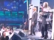 O teto da boate do momento do horror está quebrado no topo do cantor, que agora está perdendo o número de mortes agora quase o dobro